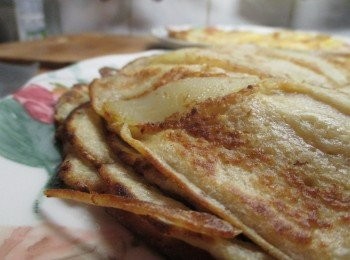 step6: 雙面皆煎至呈現金黃色與表皮酥脆感，即可起鍋，繼續下個煎餅烹調。