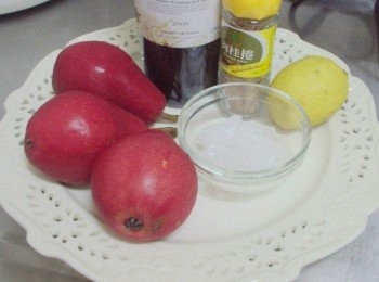 step1: 先準備好所需<span class="group_1">材料</span>ˊ西洋梨先去皮留下蒂頭較有FUˊ 檸檬取外皮備用ˊ(別留下白膜會影響口感哦~)