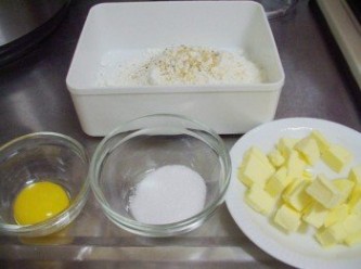 step1: 先準備好塔皮所需材料ˊ奶油切小塊備用