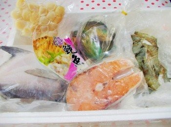 step7: 特別說一下這來自[匯鮮市集]的鮑魚沙拉 口感超讚ˊ而且鮑魚粒好大顆ˊ 味道也出色ˊ真的非常好吃ˊ 而且使用方便ˊ隨擠隨用......真的很讚。 這裡可以買到喔: http://enjoyfresh.com.tw/shopping_cont.php?Key=141&uID=1&cID=9 懶得上市場人擠人選購食材 [匯鮮市集]是蠻不錯的選擇喔~ 一通電話送到府ˊ輕鬆又方便ˊ 即日起至1/31日止還有組合優惠 心動的趕緊行動。