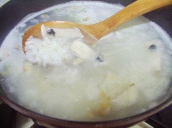 step5: 最後完成前再加入所有<span class="group_2">調味</span>並灑上蒜頭酥和芹菜末即可