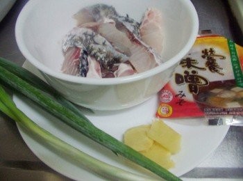 step1: 1.先準備好所需<span class="group_1">材料</span>ˊ薑切片ˊ蔥切末備用