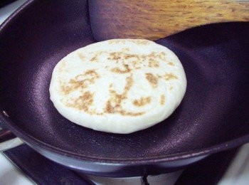 step3: 用中小火慢慢乾烙至表面焦化ˊ中間微微鼓起ˊ一片約烙5分鐘