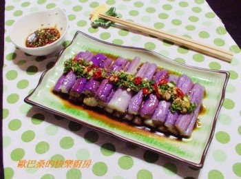 step8: 茄子綿密清甜的口感簡單搭配醬汁就非常好吃ˊ 而且以汆燙處理可以省掉許多炸油ˊ 喜歡的趕緊試試看。