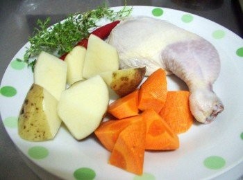 step1: 先準備好所需<span class="group_1">材料</span>大雞腿洗淨擦乾水份ˊ 馬鈴薯外皮刷洗乾淨和紅蘿蔔切滾刀備用