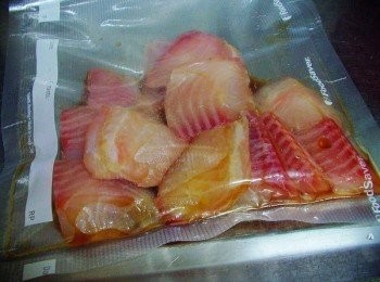 step2: 鯛魚2片洗淨擦乾水份ˊ放入保鮮袋中ˊ並加入所有<span class="group_2">魚肉醃料</span>