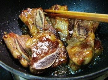 step9: 將完成的牛小排再次入鍋ˊ均勻沾裹上醬汁即可