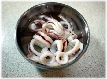 step5: 透抽沙拉是非常簡單又美味的一道菜 大家都知先切圈後，水滾下鍋燙一分鐘即可起鍋 但保持肉質彈牙與鮮美的關鍵就是 一起鍋馬上泡入冰塊水裡冰鎮著 接著再來下鍋煎干貝 干貝起鍋擺盤後 透抽也差不多冰鎮完成 接著取出擺盤即可