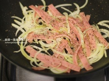 step3: 再放入火腿絲略炒，灑上適量黑楜椒粒調味，盛起備用。