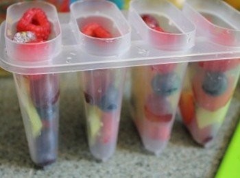 step2: 在製冰盒中, 放入新鮮水果丁(如: 草莓, 奇異果, 柳丁, 藍莓, 葡萄, 蘋果..等)