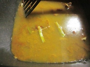 step3: 加入可果美咖哩火鍋高湯一飯碗及水2.5碗,再加入乾辣椒一起煮到滾