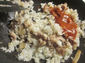 step4: 飯一跳起來立刻拿出來不要悶,將飯加入平底鍋中續放2大匙的可果美蕃茄鍋高湯炒勻,讓每顆飯粒都沾到醬汁後盛到盤子上