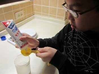 step3: 鮮奶180cc加入鷹牌煉奶1大匙攪拌均勻備用