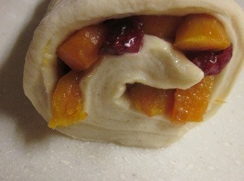 step6: 捲成長條形,再切成9等份放入烤盤中. 烤箱轉180度預熱