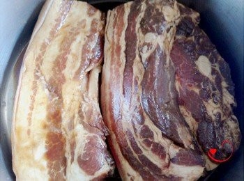 step1: 五花肉放<span class="group_2">調味</span>醃3小時左右,中間需翻面