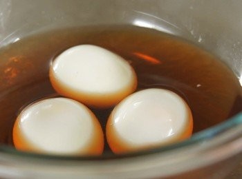 step4: 將冷卻既雞蛋放入香槽浸1-3小時 後取出,切開兩邊即成