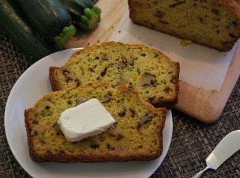 step9: 隔天切片用小烤箱稍微烘烤一下，外殼金黃酥脆內在更柔軟，再搭上一點低脂cream cheese，鹹香與乳香更襯托櫛瓜麵包的蔬果香，又是道非常滿足的早餐！