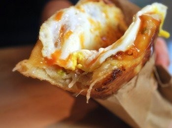 step16: 起鍋後刷上沾醬，以防油牛皮紙（或考卷）包裹後即可趁熱享用