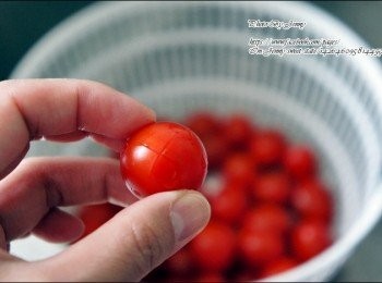 step1: 小蕃茄洗淨後，在蕃茄底部輕輕劃上兩刀。