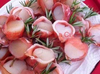 step2: 巴馬火腿一片長形切開成兩片，如相片中，圍著甘貝週邊包一圈，已經剪短的Rosemary迷迭香，像竹籖穿過已包好的巴馬火腿，甘貝。