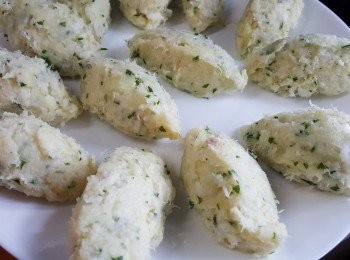 step6: 用兩隻湯匙，將馬介休蓉按壓成欖形。