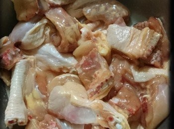 step2: 2.將雞洗淨斬件，落調味醃最小半小時