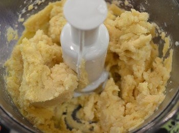 step2: 然後加入蛋黃和冰水繼續攪打約1分鐘，打成濕潤的糰即可停止