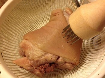 step5: 預熱焗爐220度, 焗前盛起豬手風乾15分鐘, 用豬插狂表皮插幾下