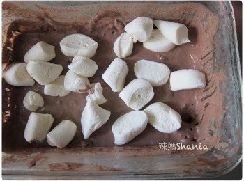 step5: 冷凍兩個鐘頭之後, 從冰箱取出 , 用叉子刮一刮, 在放入棉花糖 簡單攪拌均勻. 在冷凍4個小時即可