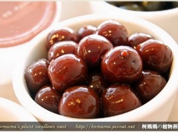 step5: 黑木耳QQ圓有鮮奶、抹茶、起司、黑糖、咖啡及可可等六種口味。除單吃品味之外，也可將黑木耳QQ圓當成粉圓來玩味，更可與鮮奶、豆漿、紅茶等飲品結合，滿足味蕾上不同滋味享受。