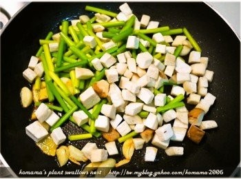 step3: 先放入切丁的杏鮑菇與靠近根部的韭菜一同拌炒。