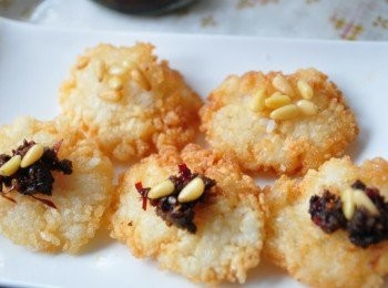 step11: 再依個人喜愛加點手工辣醬或XO醬，或將松子擺在上層，幾些美乃滋也可以喔!