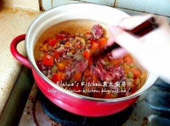 step5: 加入洋蔥 , 芹菜莖及煙肉拌炒數分鐘 , 再加入牛肉豬肉碎拌勻炒至轉色