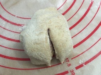 step6: 之後用刀在中間切一刀，長度大約為麵團的3分之1