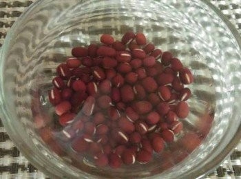 step1: 紅豆洗淨後，倒入1/4水隔水蒸至熟透。