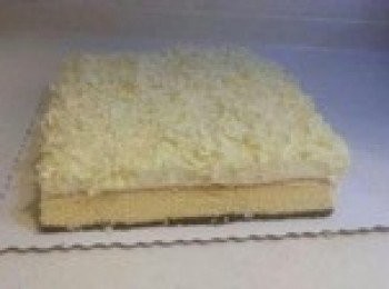 step4: 淡奶油+砂糖和糖粉打發至9分，然後倒在放涼的乳酪蛋糕上。四角可以用裱花袋裝入奶油後擠入，這樣保證脫模後四個角棱角分明。