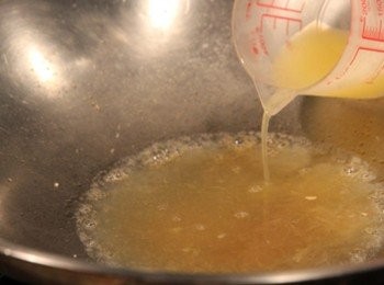 step2: 平底鍋加油加熱後，將雞肉片放入將兩面煎香取出備用。