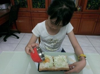 step4: 雞蛋倒入凹洞中。