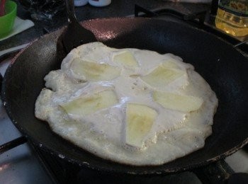 step5: 起一熱鍋，一大湯匙煎餅糊均勻地舖在熱鍋表面，隨即放上已切片好的水果。