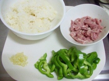 step1: 先準備好所需<span class="group_1">材料</span>ˊ並處理成適當大小ˊ牛肉先以<span class="group_2">牛肉醃料</span>抓勻入味備用