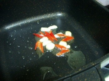 step2: 熱鍋後加入油1大匙ˊ先爆香蒜頭辣椒