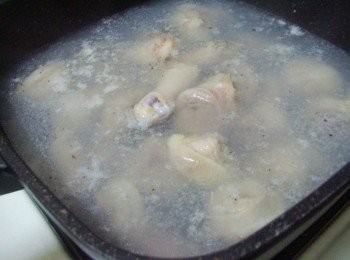 step1: 步驟1先準備一湯鍋加入酌量的水ˊ水滾放入棒棒腿川燙ˊ 去除血水雜質ˊ然後再用冷水沖洗乾淨備用