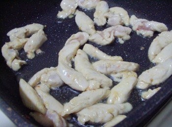 step2: 熱鍋後加入油1大匙ˊ先將雞肉下鍋ˊ拌炒至全面上色