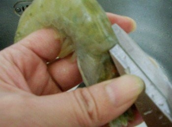 step2: 接著處理大白蝦ˊ準備1適合剪刀ˊ 在蝦頭和蝦身地方順著蝦背剪開ˊ頭部去鬚