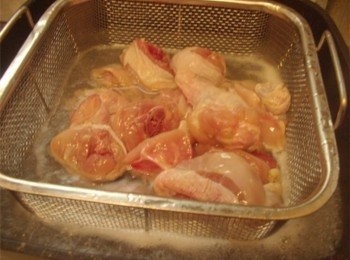 step1: 先處理雞腿肉ˊ煮滾水先將雞腿肉川燙ˊ去除血水雜質