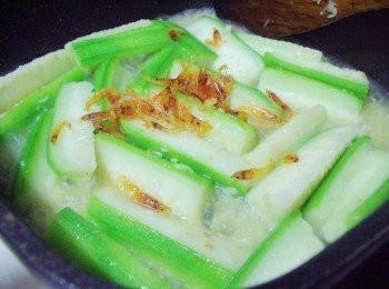 step5: 最後加入<span class="group_2">調味</span>並擺入一部份處理好步驟2櫻花蝦再次拌炒入味至熟透