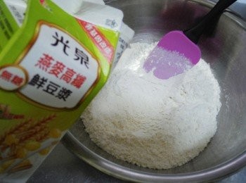step2: 高筋麵粉/細砂糖/鹽/速溶酵母/略為拌勻後， 依續加入蜂蜜/燕麥高纖無糖鮮豆漿和橄欖油，揉拌均勻， (麵團略成型也無粉粒即可)