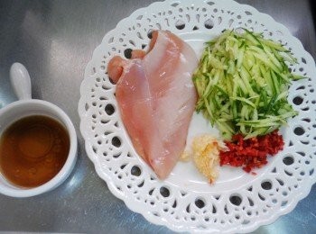 step1: 1.先準備好所需<span class="group_1">材料</span>如照片圖，
小黃瓜刨絲，蒜頭/辣椒/切細末，
<span class="group_2">調味</span>事先拌勻備用