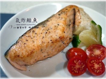 step3: 要吃時擠些檸檬汁上去，檸檬的酸化解了魚的油膩，留在口裡的DHA酥香感十足，好過癮啊