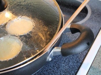 step4: 布丁液裝入杯中, 鍋中水要煮沸, 在將布丁入鍋中蒸. 用中火蒸8分鐘即完成. 蒸的同時需要用筷子將鍋蓋隔一小個縫隙 以防水蒸氣往下滴到布丁表面會造成洞洞